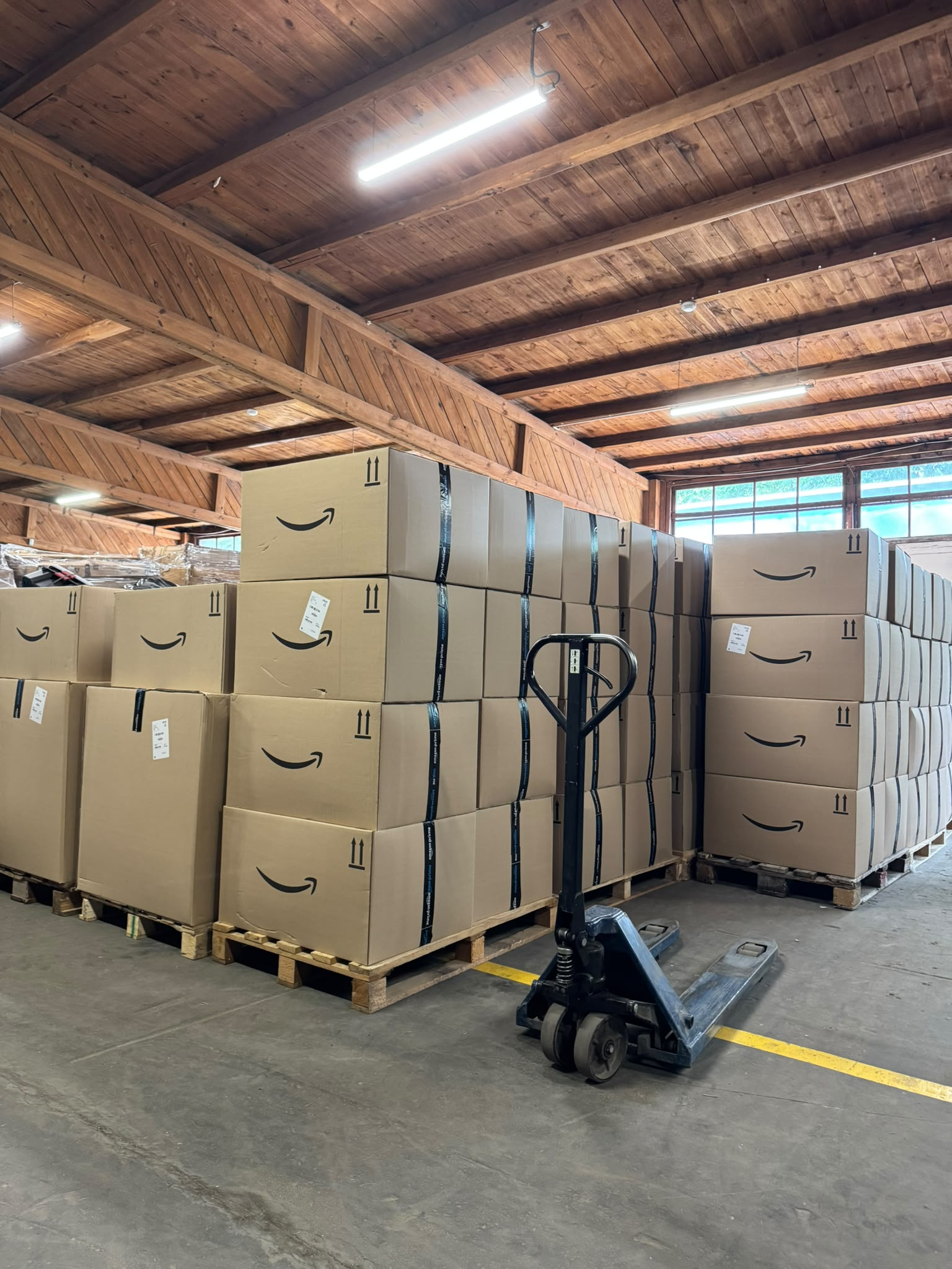 Amazon-Retourenkartons auf Paletten im Lager